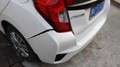 后保险杠外壳撞裂了 保险杠外壳